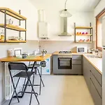 - Charming Flat With Garden Lägenhet *
