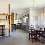- Charming Flat With Garden شقة